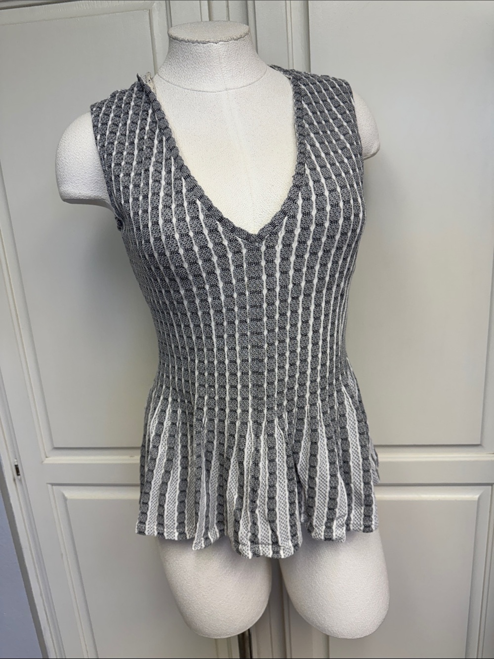 BCBGMaxAzria Gray & White Ribbed V-Neck Peplum Tank